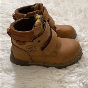 Toddler Unisex hiking boots size 9.5